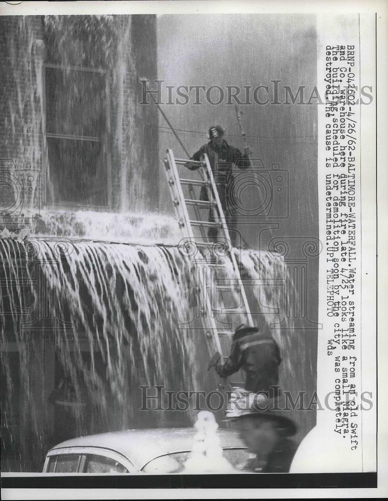 1962 Press Photo Water Streaming From An Old Swift Company Warehouse During Fire - Historic Images