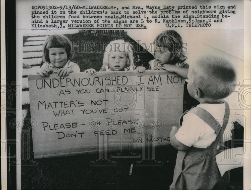 1960 Press Photo Milwaukee, Wis. Mr &amp; Mrs Wayn Esty kids &amp; sign begging for food - Historic Images