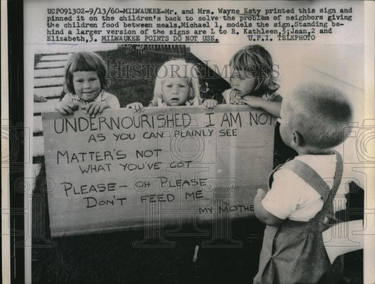 1960 Press Photo Milwaukee, Wis. Mr & Mrs Wayn Esty kids & sign begging for food - Historic Images