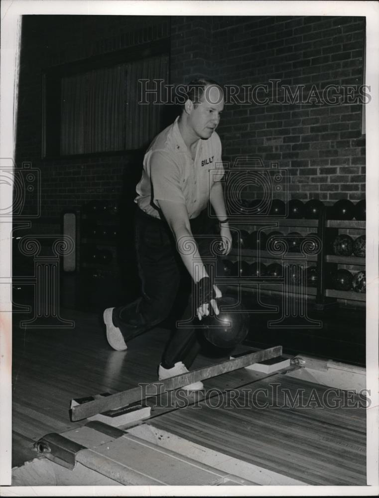 1966 Press Photo Billy Walu on the approach at bowling lanes - Historic Images