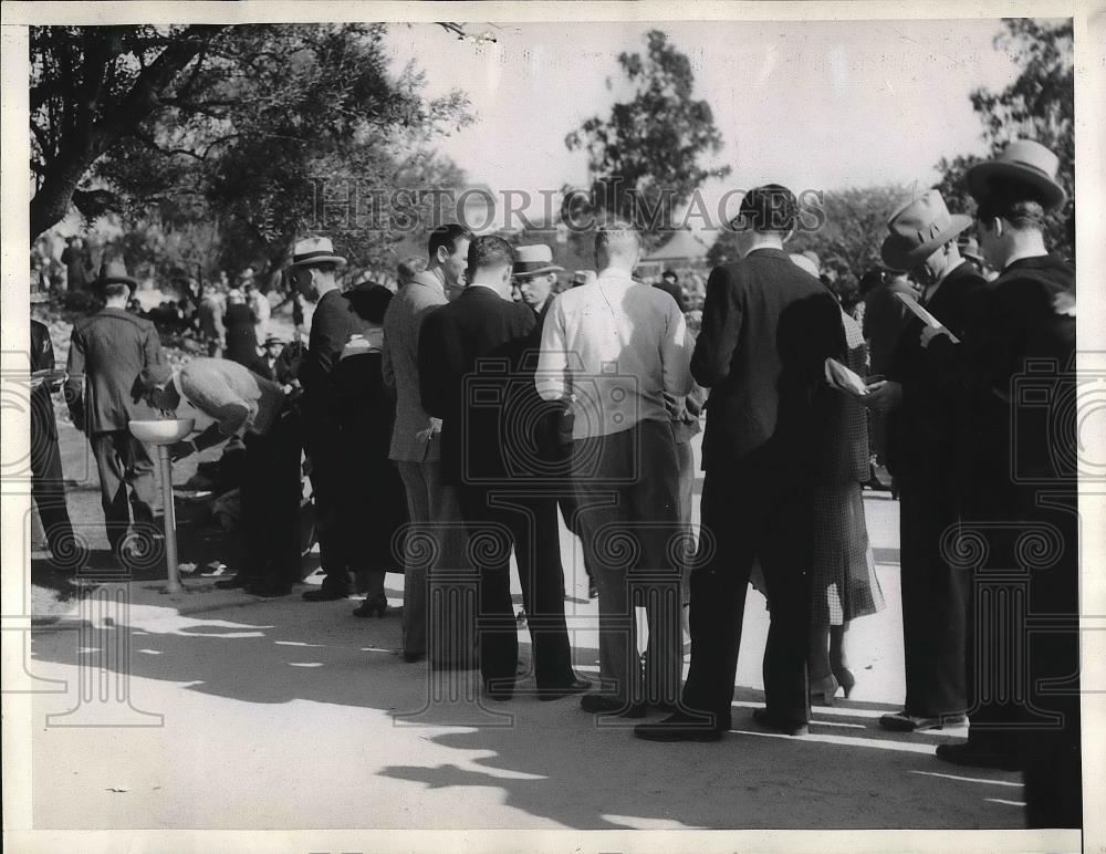1936 Press Photo People standing in line for water at the Santa Anita Track - Historic Images