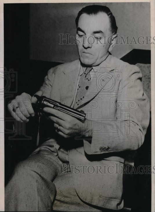 1938 Press Photo Sheriff Ralph Boar Of Tazewell County Holds Gun During Trial - Historic Images