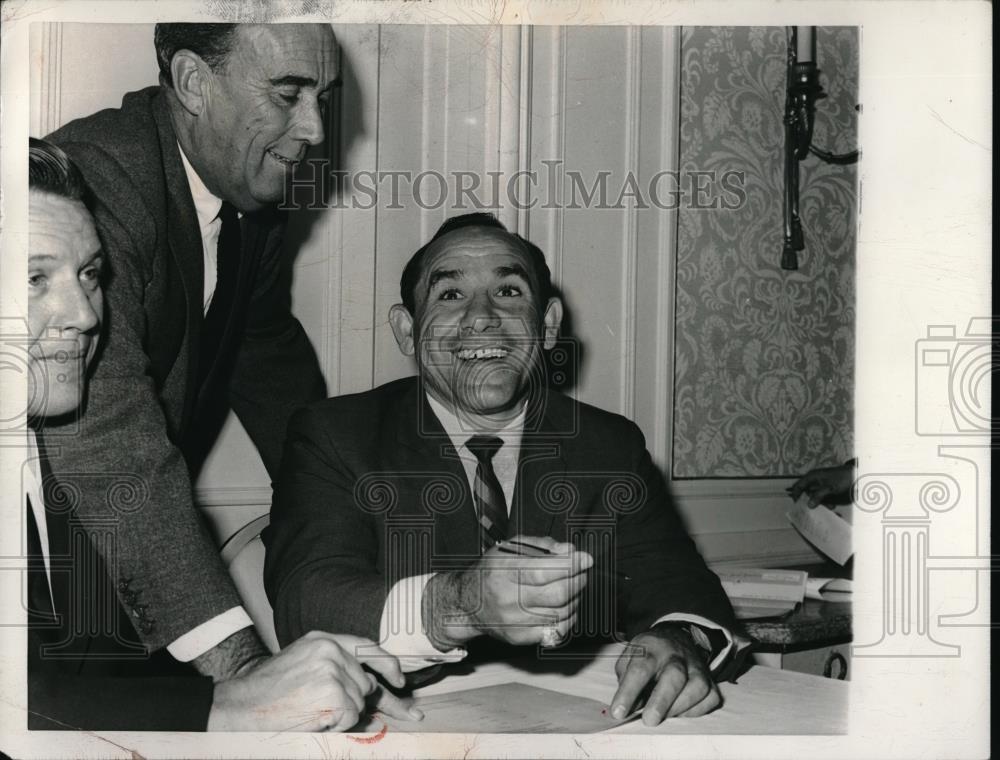 1965 Press Photo Yogi Berra Signs Contract With NY Yankees W/Executives Watching - Historic Images