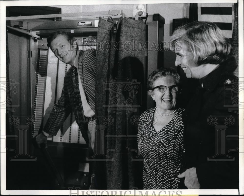 1971 Press Photo NYC Mayor John Lindsay &amp; wife voting in primary - Historic Images