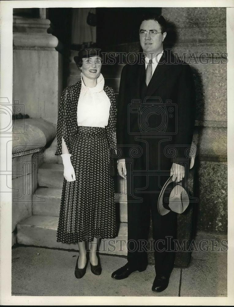 1935 Press Photo NYC, Mr &amp; Mrs Arthur Mullen Jr after their wedding at St Pat&#39;s - Historic Images