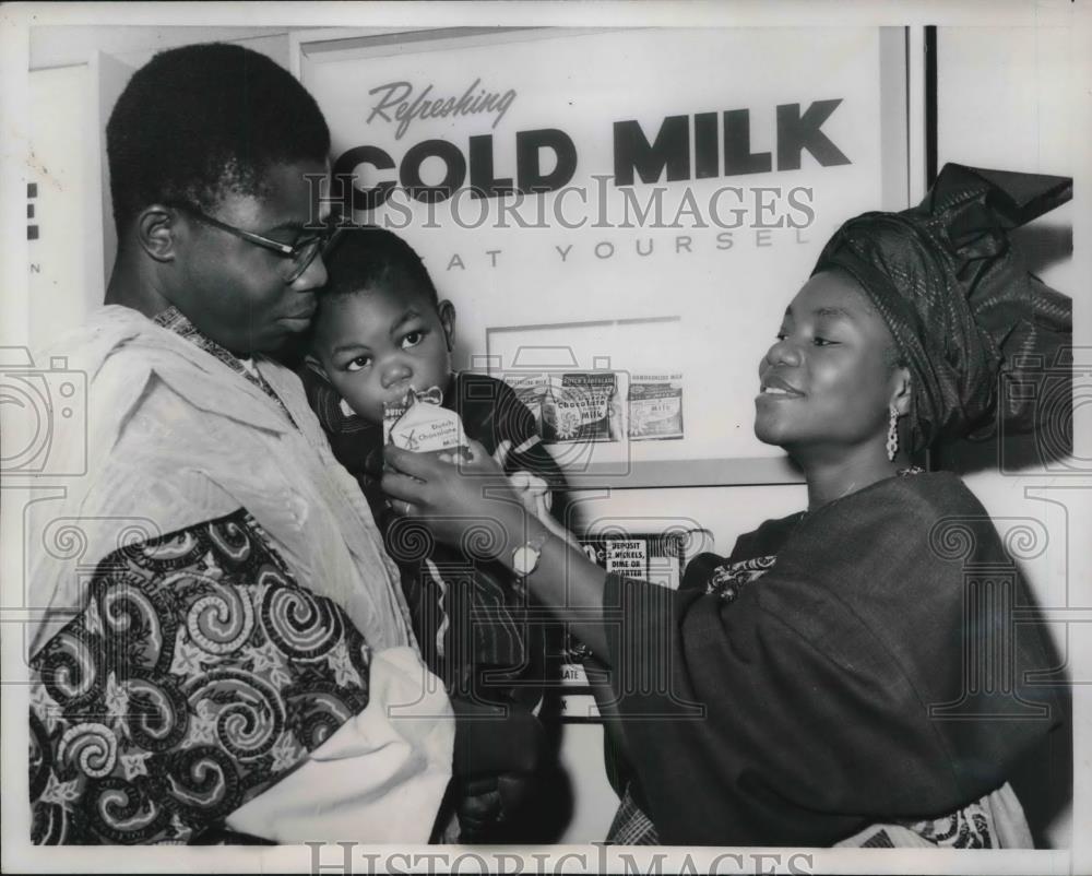 1959 Press Photo Dr. and Mrs. Isaac Adetayo Grillo and son Immanel - Historic Images