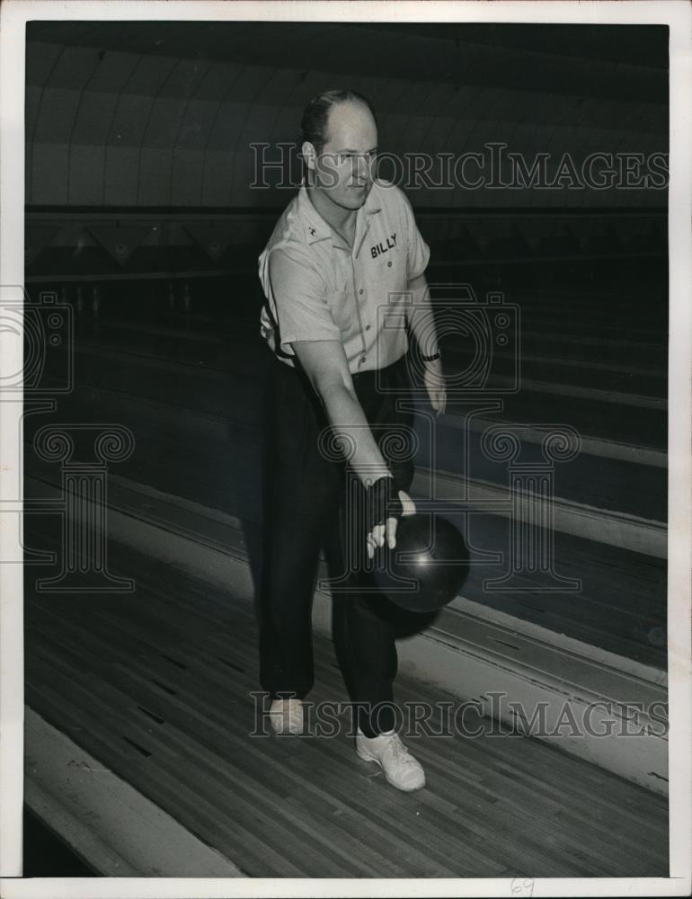 1966 Press Photo Bowling delivery demonstration by Billy Wadu - Historic Images
