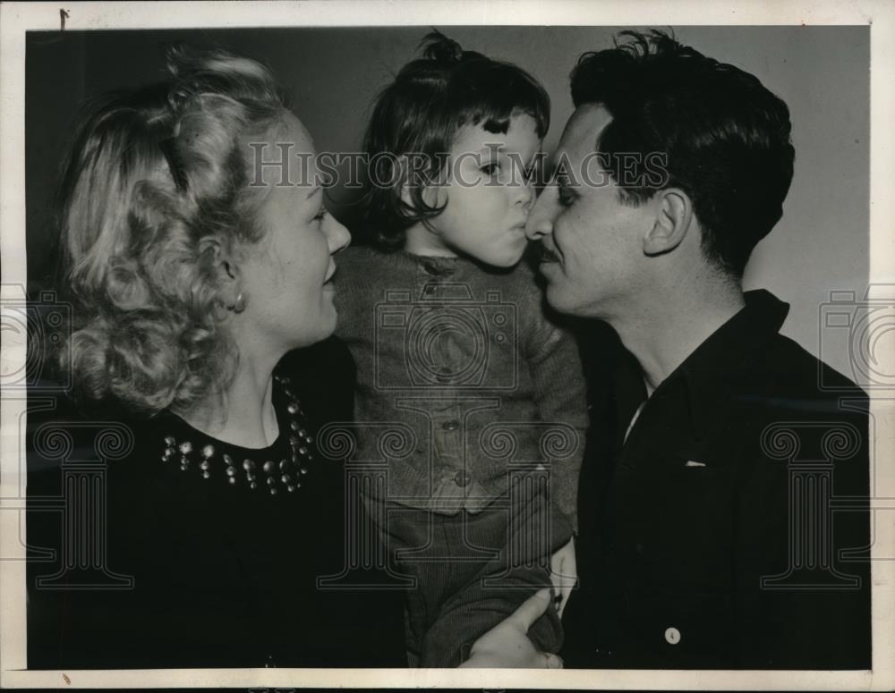 1945 Press Photo NYC, James Akins reunites with family after his ship was sunk - Historic Images