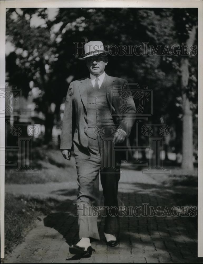 1936 Press Photo Gov Alf Landon Kansas walks from Executive Mansion to office - Historic Images