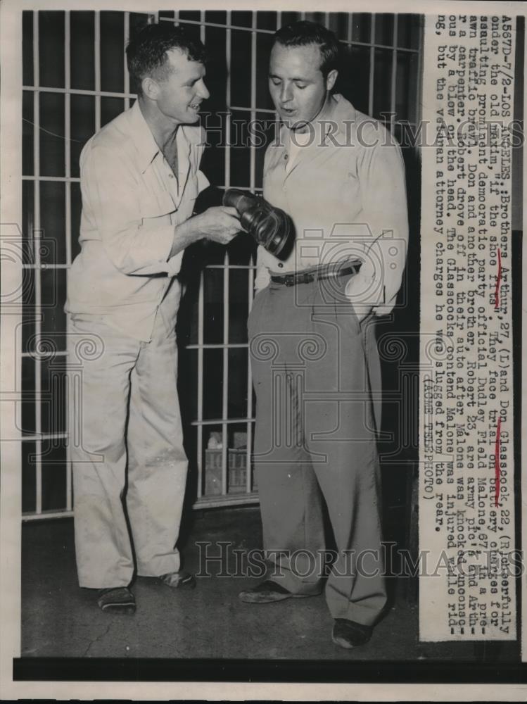 1949 Press Photo Brothers Don and Arthur Glasscock at jail charged with battery - Historic Images