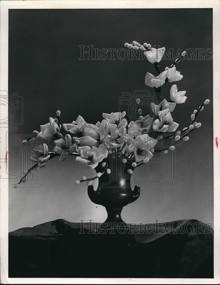 1969 Press Photo Vase of flowers on display - Historic Images