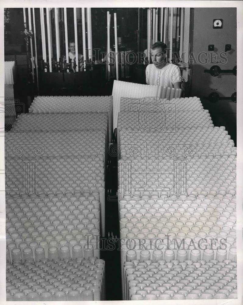 1952 Press Photo General Electric Co. cart of glass tubes for lamps - Historic Images