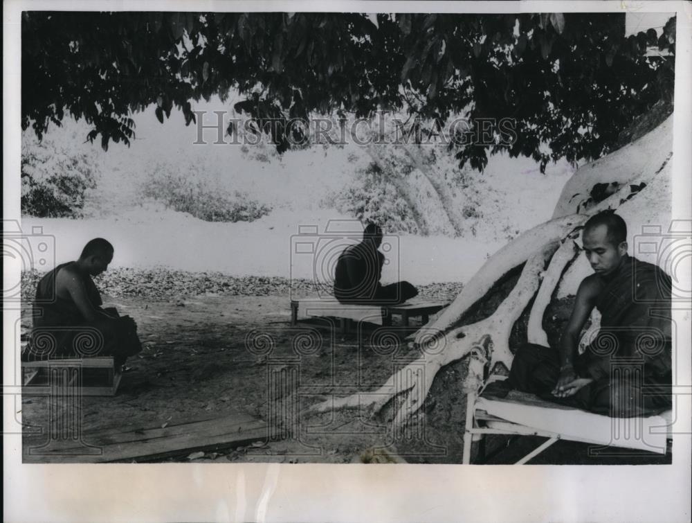 1958 Press Photo Student of Rangoon Univ. in Burma at the World Peace Pagoda. - Historic Images