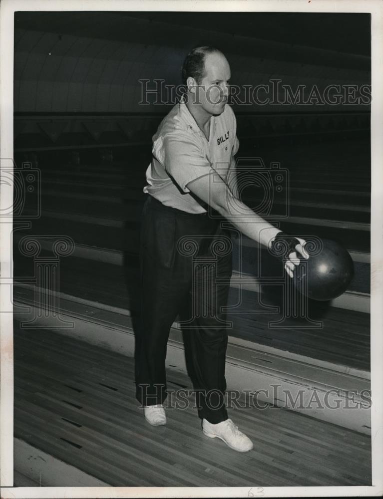 1966 Press Photo Bowler Billy Wadu gives bowling demonstration - Historic Images