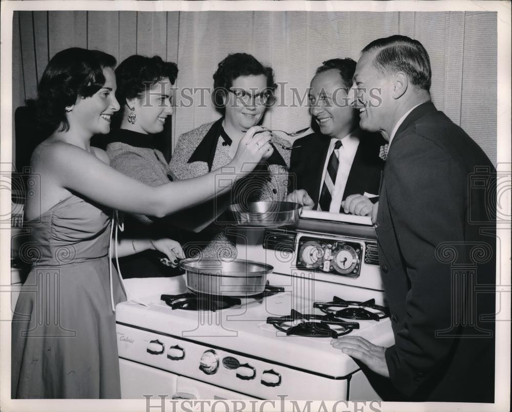 1952 Press Photo Gloria Housman &amp; Joan Bentley Vie For Miss Massachusetts - Historic Images