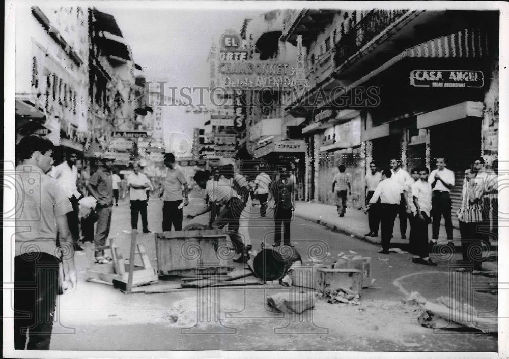 1968 Press Photo Panama City youths barricade streets in demonstration - Historic Images