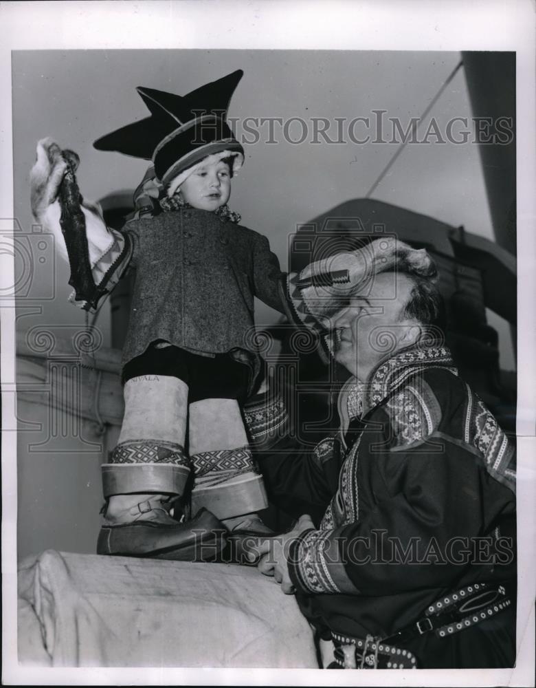 1951 Press Photo NYC, Tom Hansson. age 4 &amp; author Emil R. Nivala of Finland - Historic Images