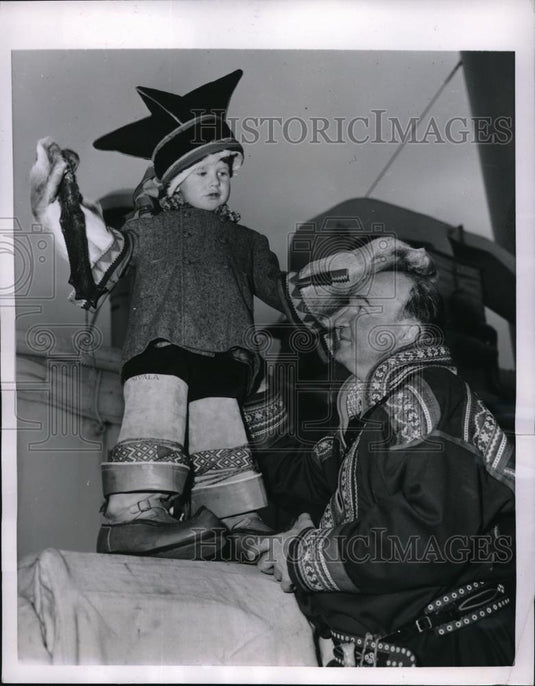1951 Press Photo NYC, Tom Hansson. age 4 & author Emil R. Nivala of Finland - Historic Images