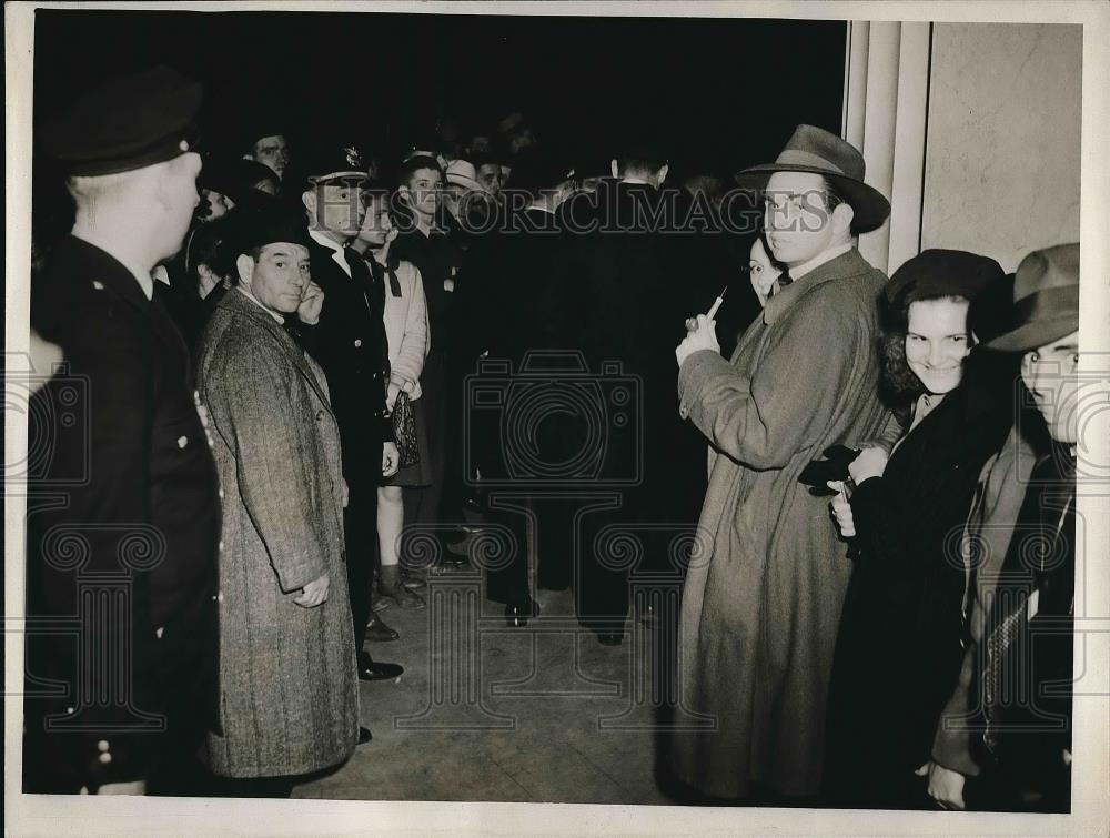 1940 Press Photo Police waiting for arrival of Tigers in Cleveland - Historic Images