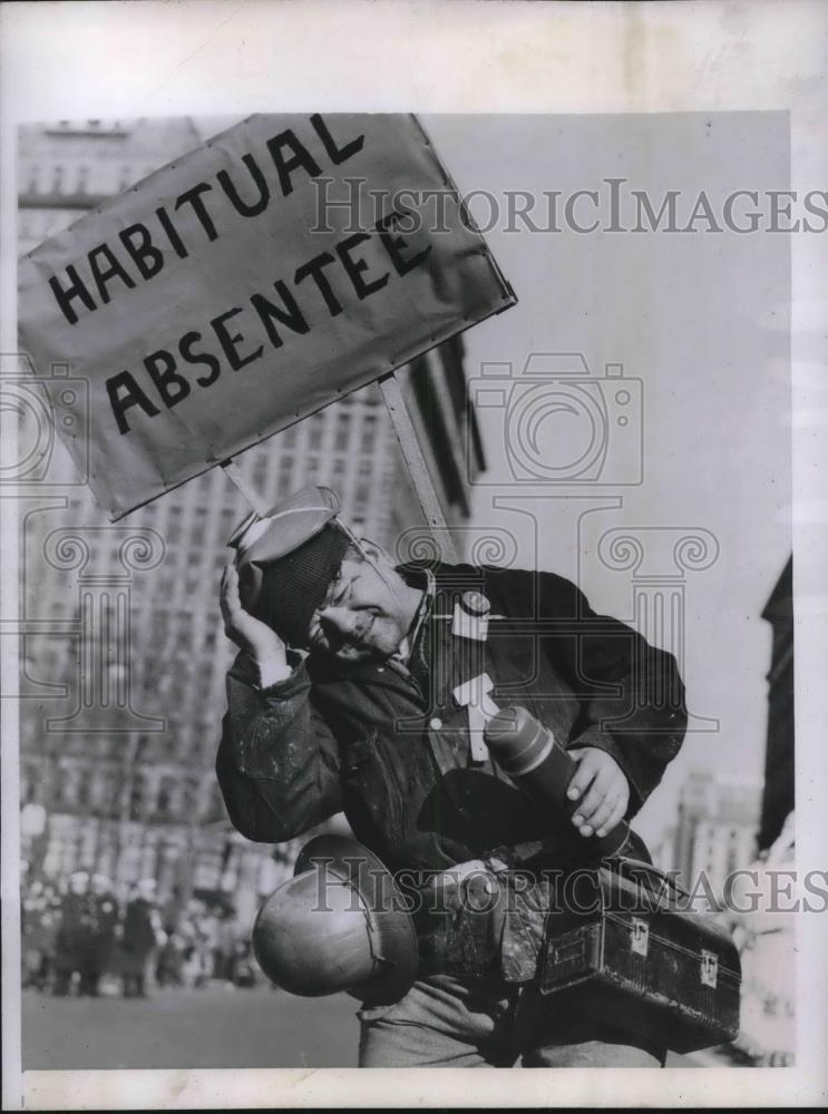 1944 Press Photo Joseph Grayo Marches In Mummers Day Parade As Habitual Absentee - Historic Images