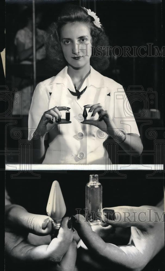1945 Press Photo Rosemary Martin Inspector In GE Lamp Department Bulb Works - Historic Images