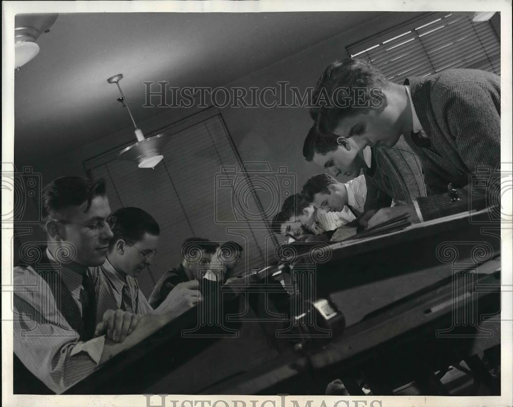 1941 Press Photo Westinghouse Electric &amp; Mfg Co, drafting apprentice school - Historic Images