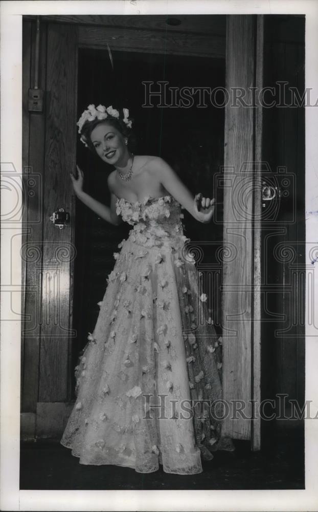 1948 Press Photo Jewell Golden Crowned Queen of The White Rose Diamonds - Historic Images