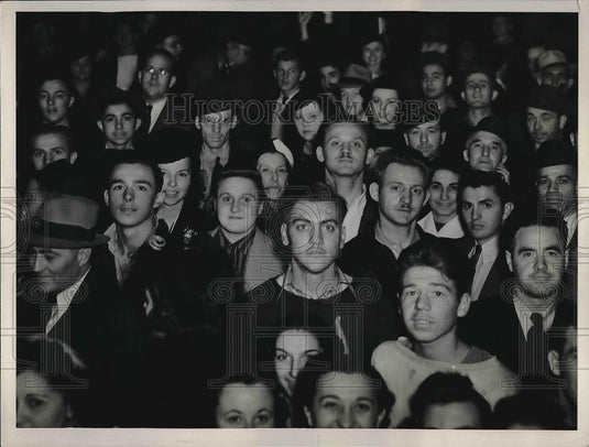 1940 Press Photo A crowed of young people at an event - Historic Images