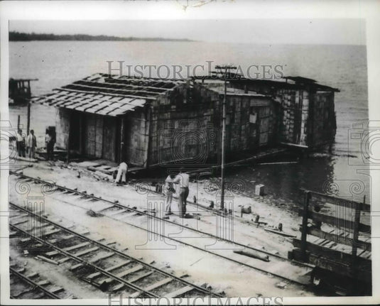1942 Press Photo Guayaquil, Ecuador & Peru border town, a ruined house - Historic Images
