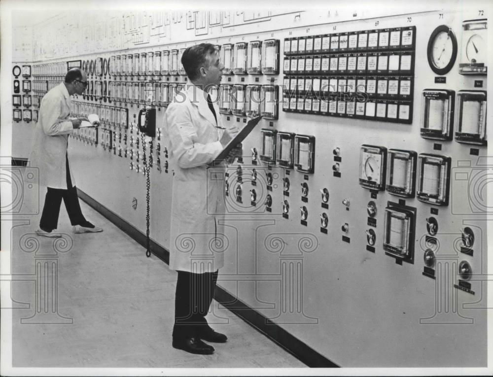 1967 Press Photo IAEA Inspectors Pedro Herzberg, Jacques-Jules Champion - Historic Images