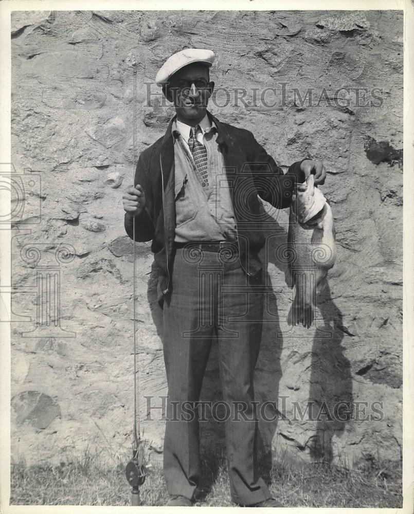 1955 Press Photo CW Becker Of Coldwater, OH Enters Michigan Bass Competition - Historic Images