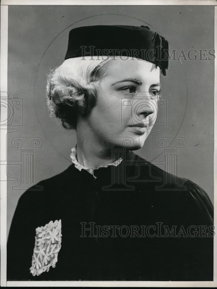 1938 Press Photo Model putting a hat on display - Historic Images