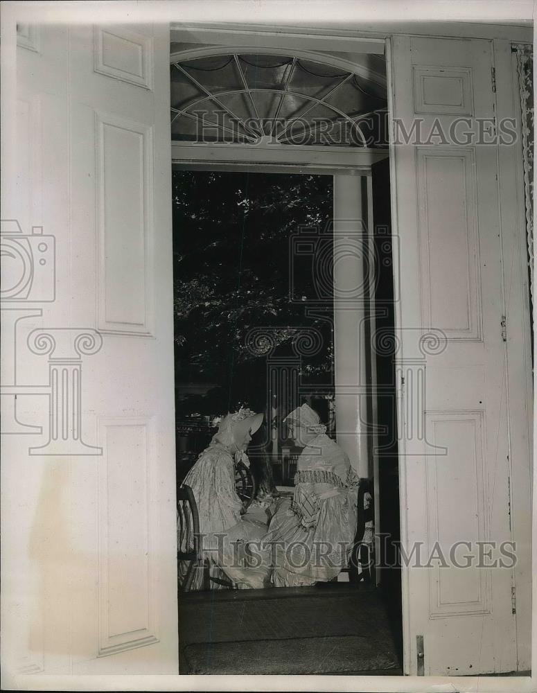 1939 Press Photo Salem, Mass Dorothy Wood, Mrs VB ver Plank &quot;Chestnut St Day&quot; - Historic Images