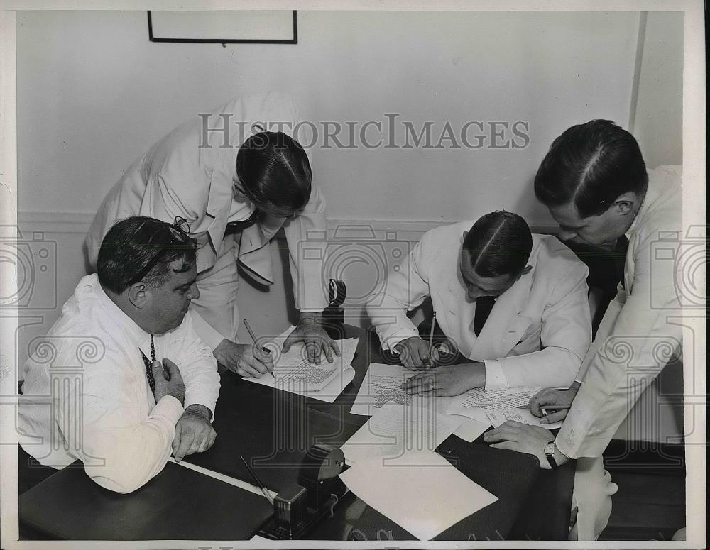 1938 Press Photo Mayor F.H. LaGuardia Shown in Conference With Paul V. Betters - Historic Images
