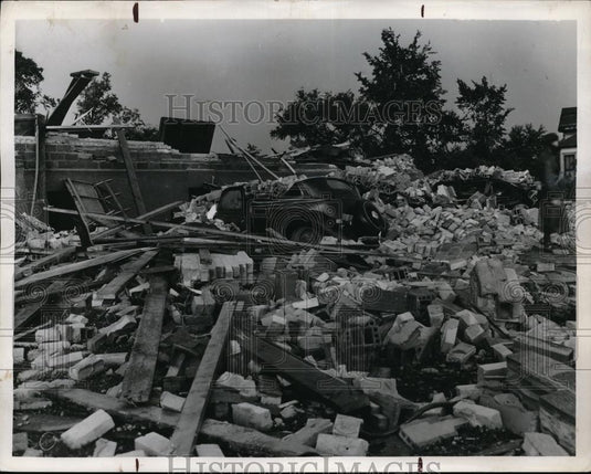 1939 Press Photo Anoka, Minn. Cars crushed by tornado debris - neb44459 - Historic Images