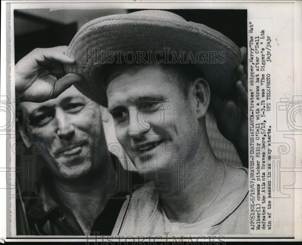 1967 Press Photo Pirates Harry &quot;The Hat&quot; Walker &amp; pitcher Billy O&#39;Dell vs Braves - Historic Images