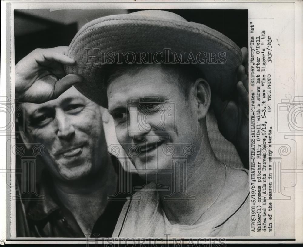 1967 Press Photo Pirates Harry "The Hat" Walker & pitcher Billy O'Dell vs Braves - Historic Images