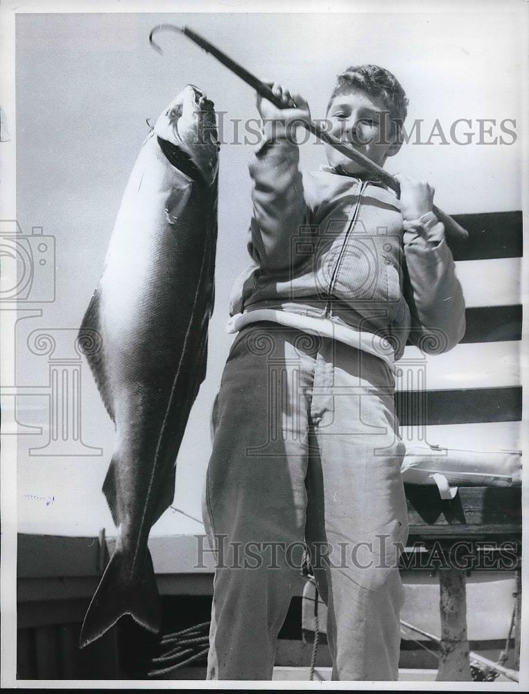 1962 Press Photo Eric Leder of Flushing New York with large pollock he caught - Historic Images