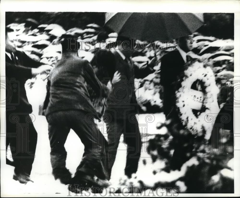 1971 Press Photo Woman Makes Grab for Prime Minister Eisaku Sato Peace Memorial - Historic Images