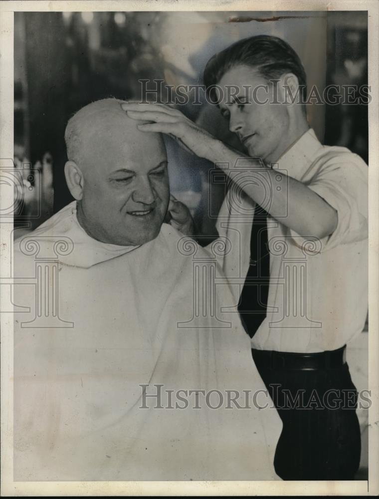 1928 Press Photo Ray Warlicki gets head shaved by barber George Hudson in Ok. - Historic Images
