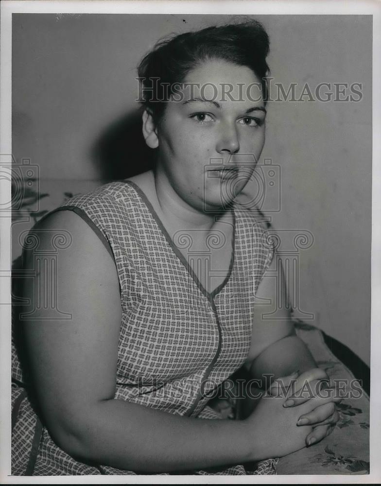 1955 Press Photo Mrs Claire Meeks, of Cleveland, Ohio - Historic Images