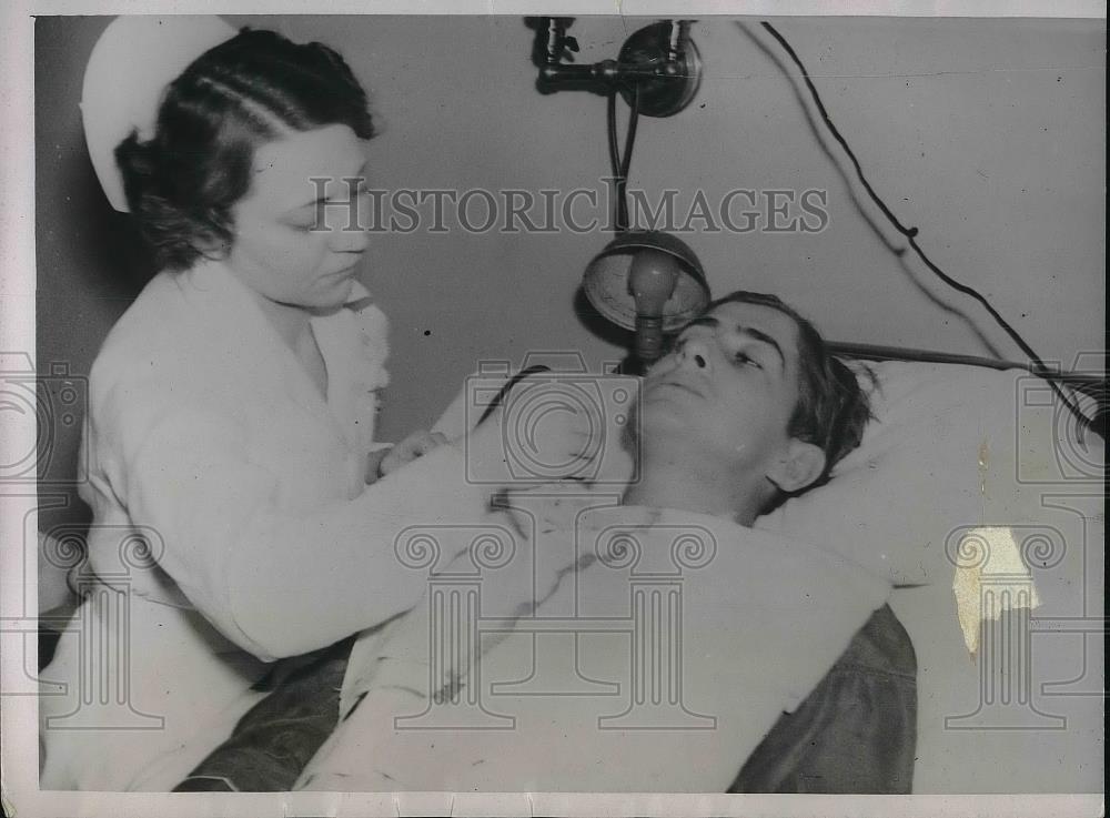 1935 Press Photo St Louis Cardinal Bill DeLancey at hospital with influenza - Historic Images