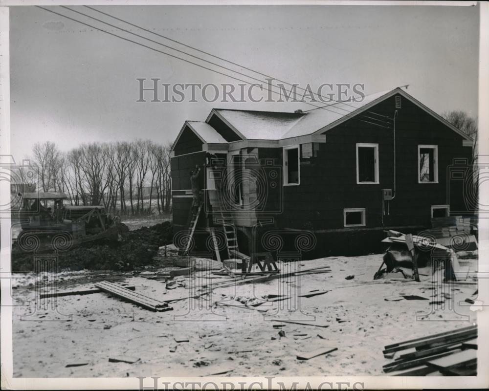 1949 Press Photo Des Plaines, Ill Burned home of Roberta L.Mason being repaired - Historic Images