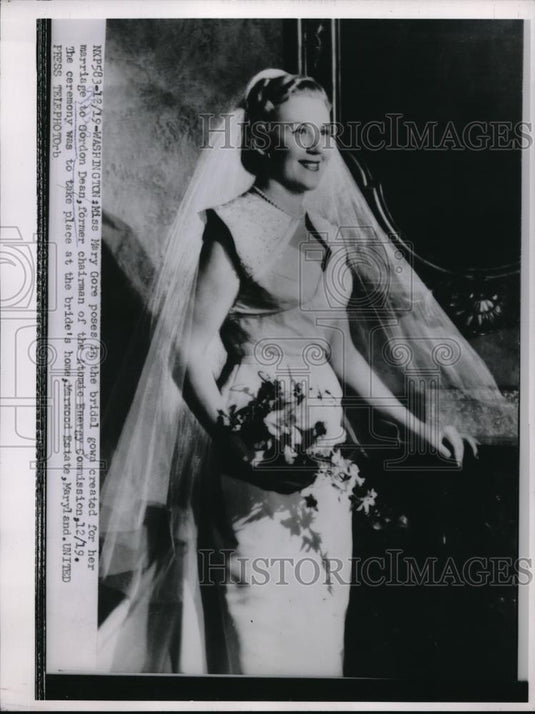 1953 Press Photo Miss Mary Gore in the bridal gown created for her - Historic Images