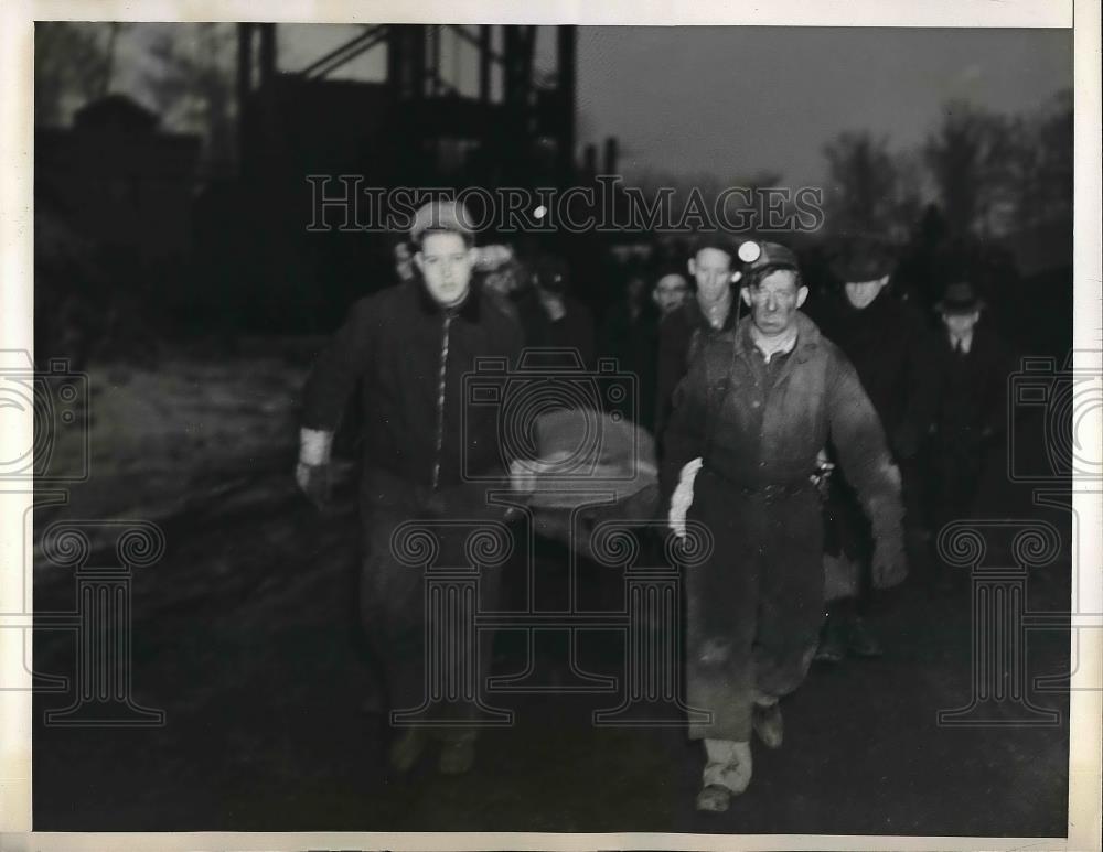 1940 Press Photo Cadiz, Ohio Pa Coal Co Mine, rescue wokers and a victim - Historic Images