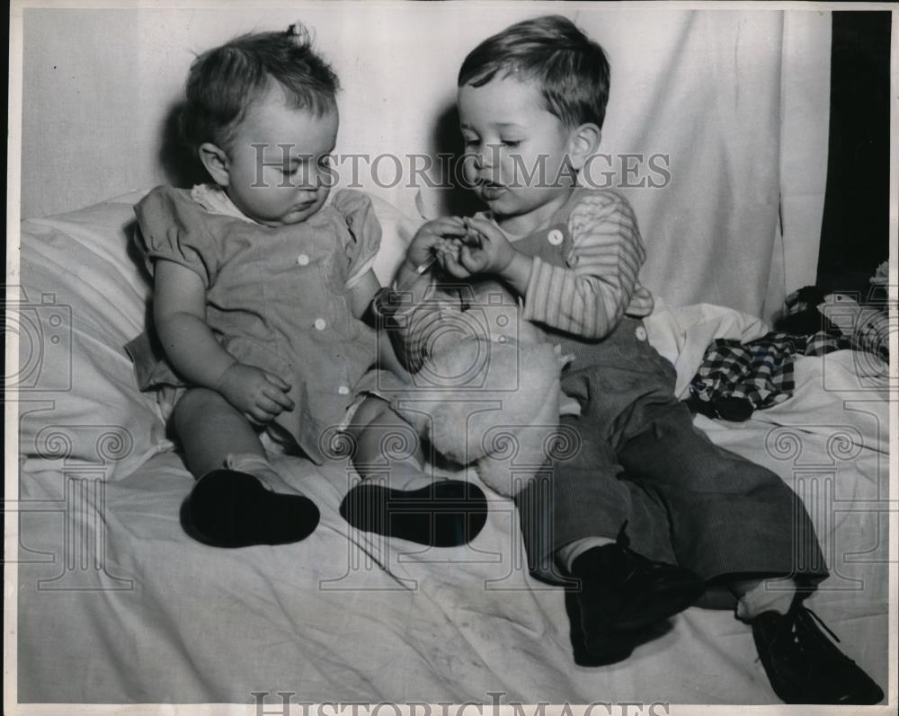 1947 Press Photo Daniel Marazon &amp; Cheryl Ann Griesinger in Baby Show - Historic Images