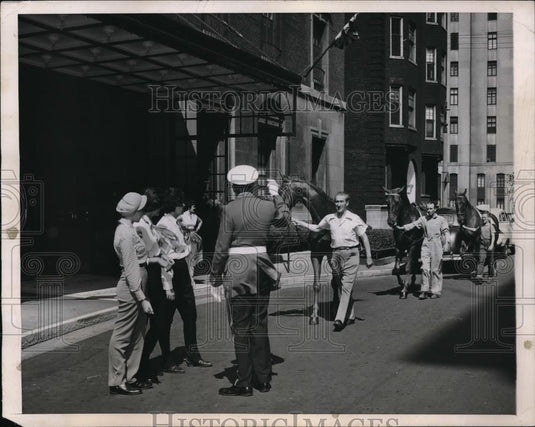 1950 Press Photo Chicago, Ambassador Hotel guests & horse taxis - Historic Images