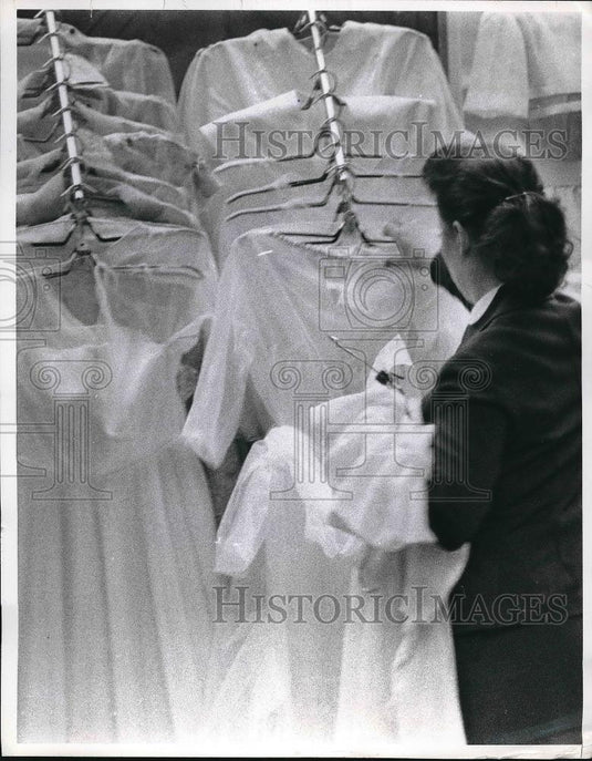 1961 Press Photo Russian bride to be shopping for wedding gown - Historic Images