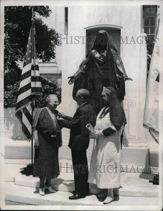 1937 Press Photo Red Cross officail Adm CT Grayson, I Butler,MT Boardman - Historic Images