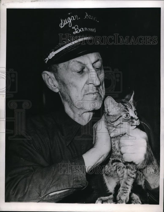 1947 Press Photo Grand Rapids, Mich Harry Allen & a cat until he finds his own - Historic Images